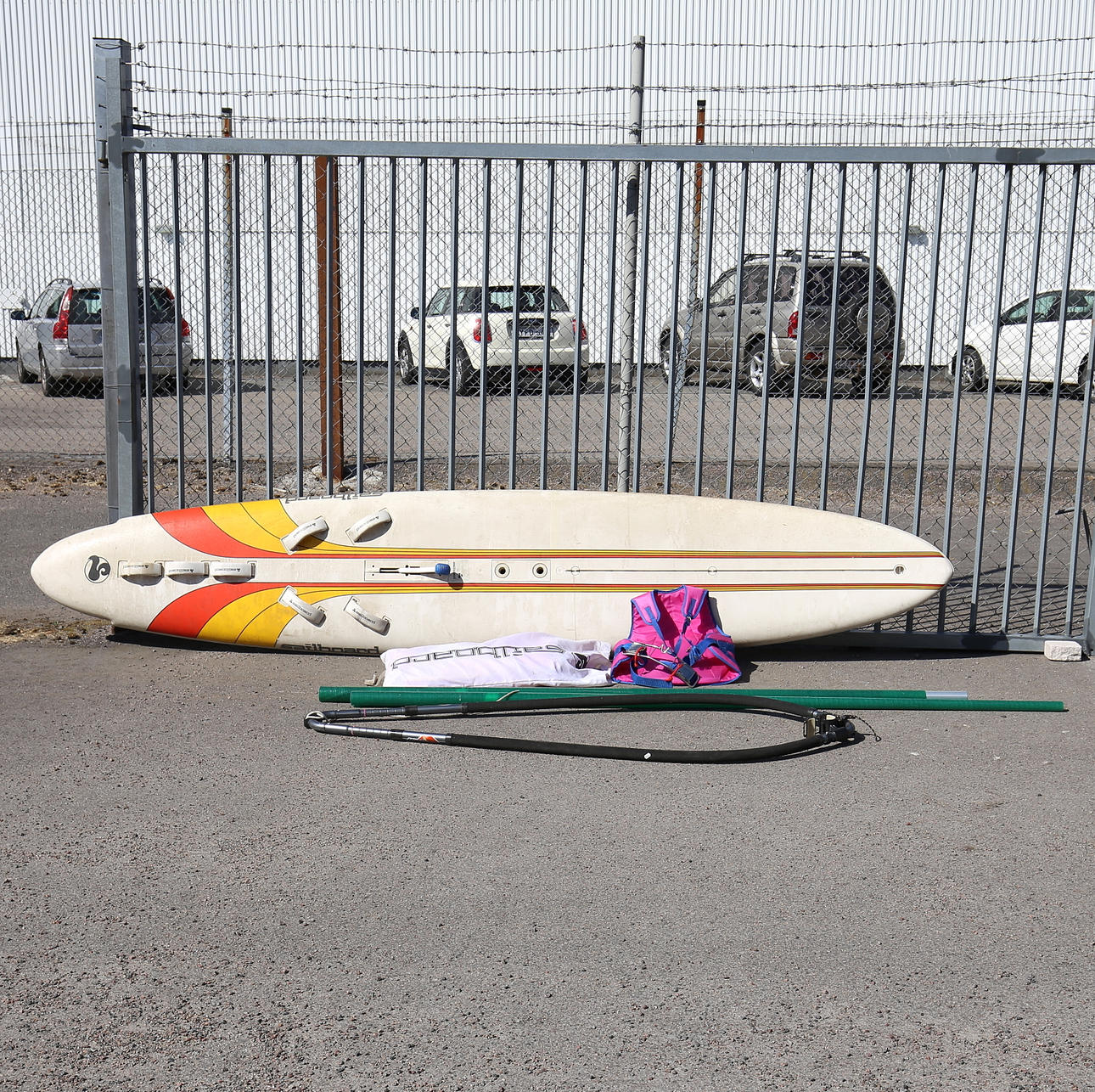 WINDSURFINGBOARD, Sailboard, with accessories.