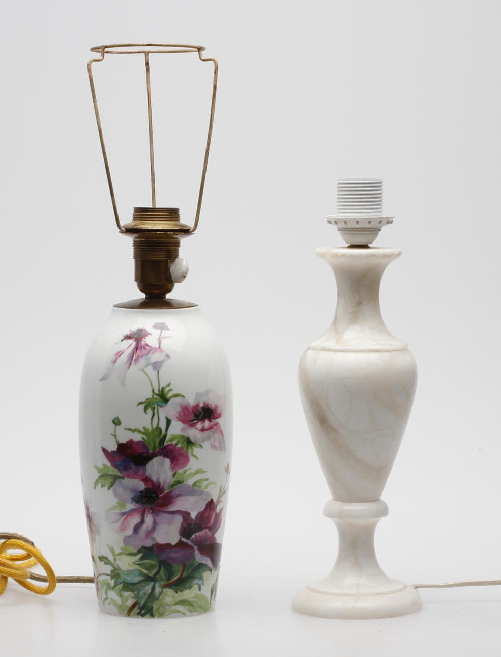 BORDSLAMPOR, 2 st, porslin och alabaster, 1900-tal.