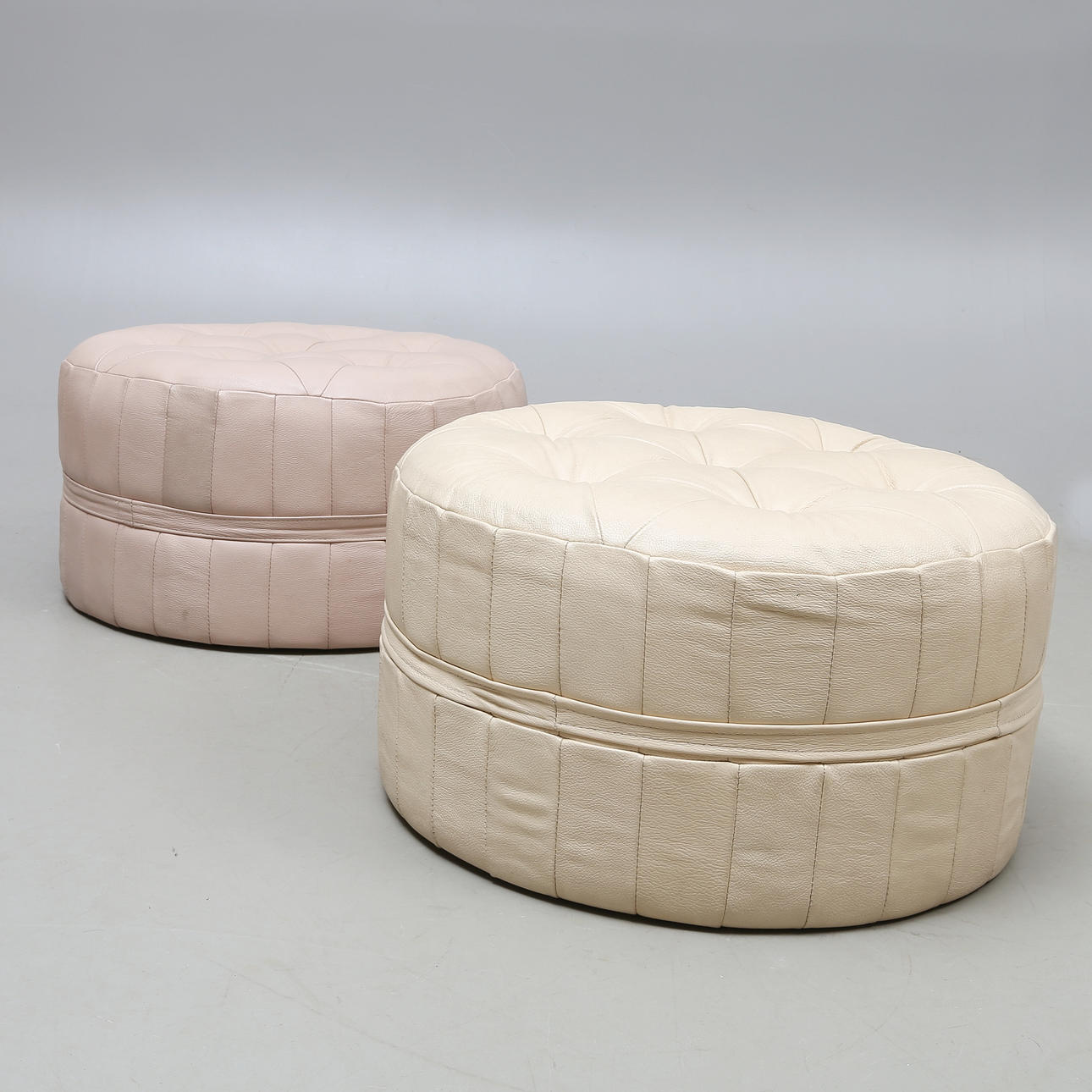 LÄDERPUFFAR, 2 st, 1900-talets andra hälft.