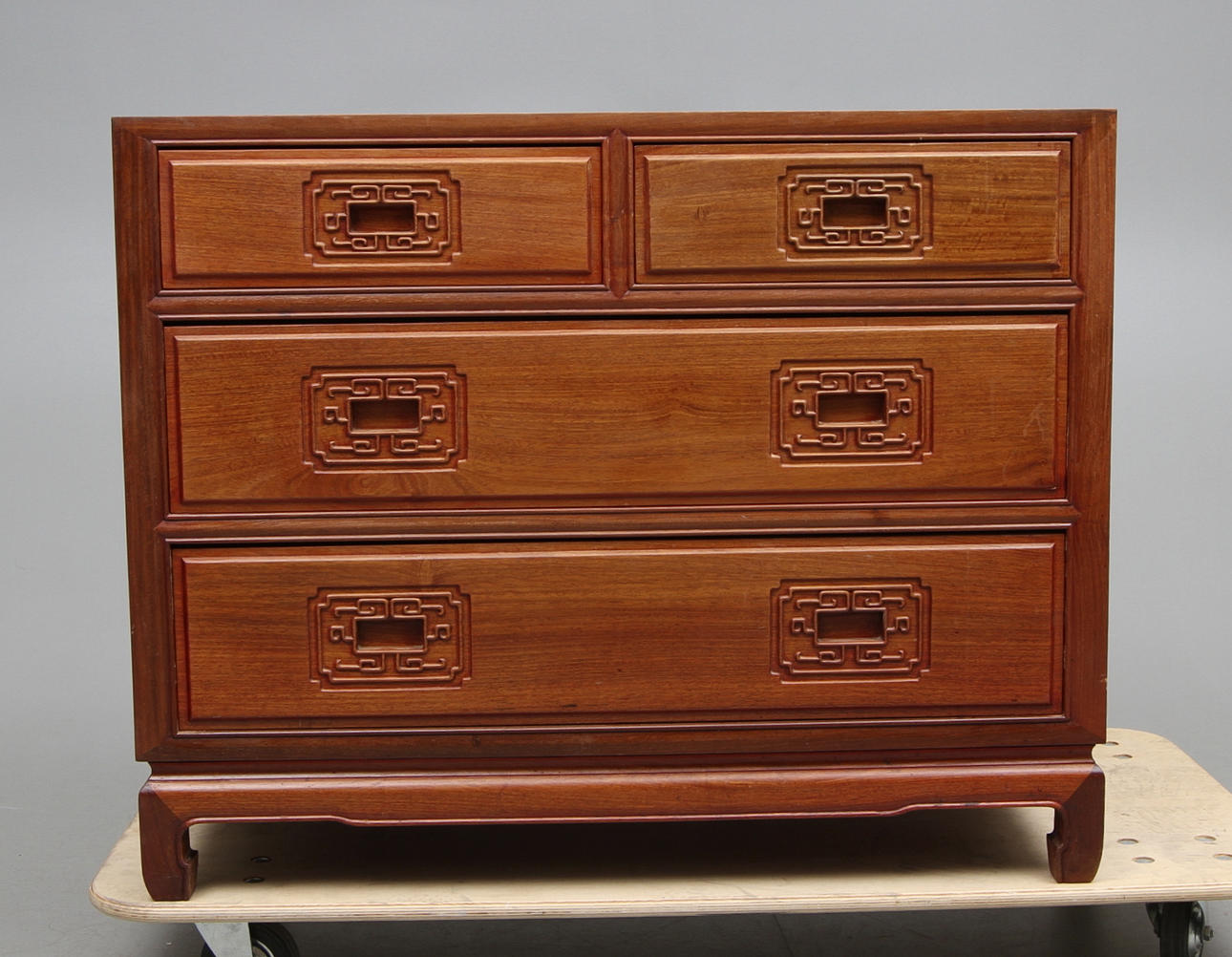 BYRÅ, Kinesisk-stil, 1900-tal.