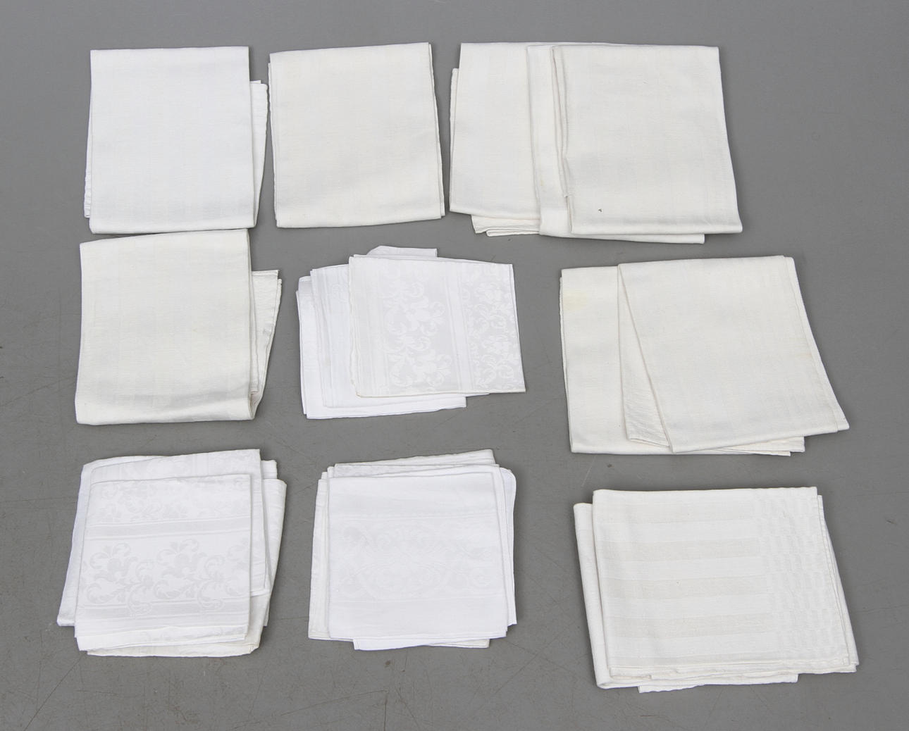 SERVETTER och HANDDUKAR, bl.a. linnedamast.