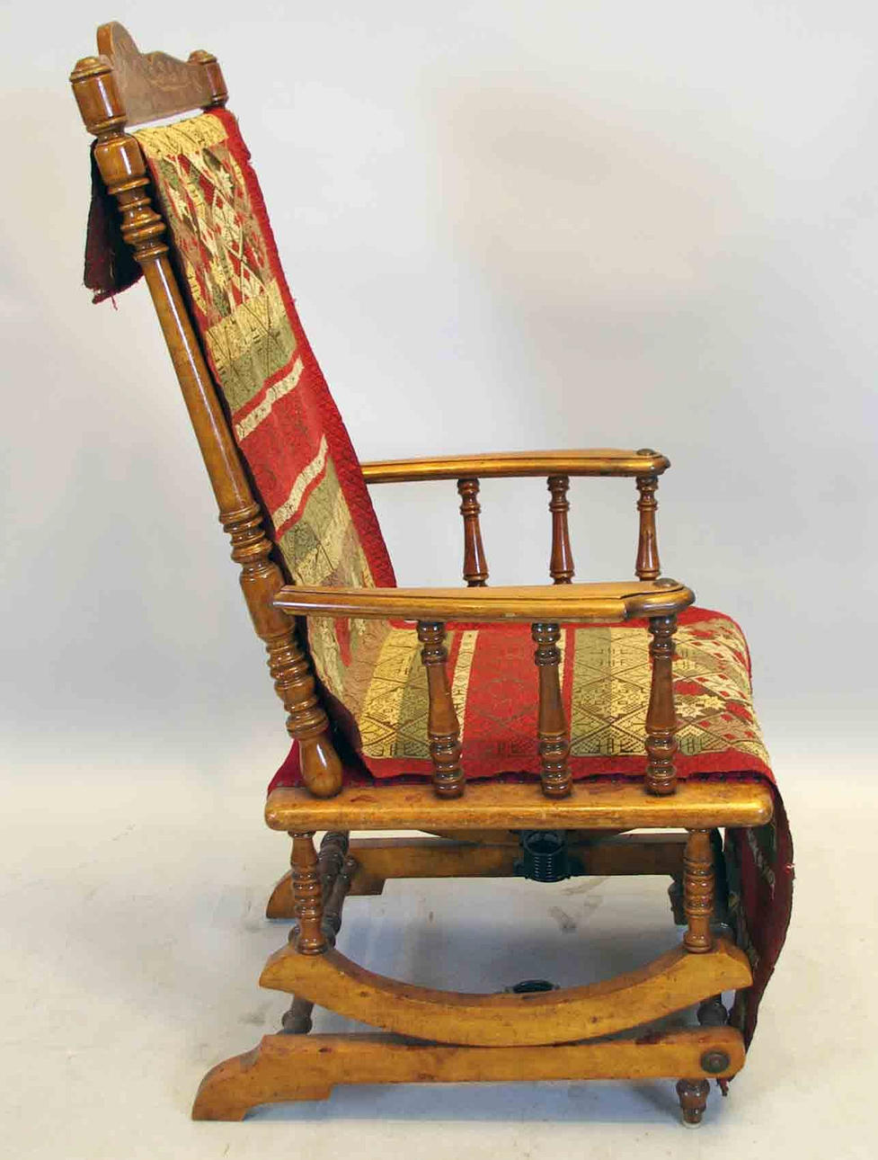 AMERIKANSK GUNGSTOL, ek/plysch, nyrenässans.
