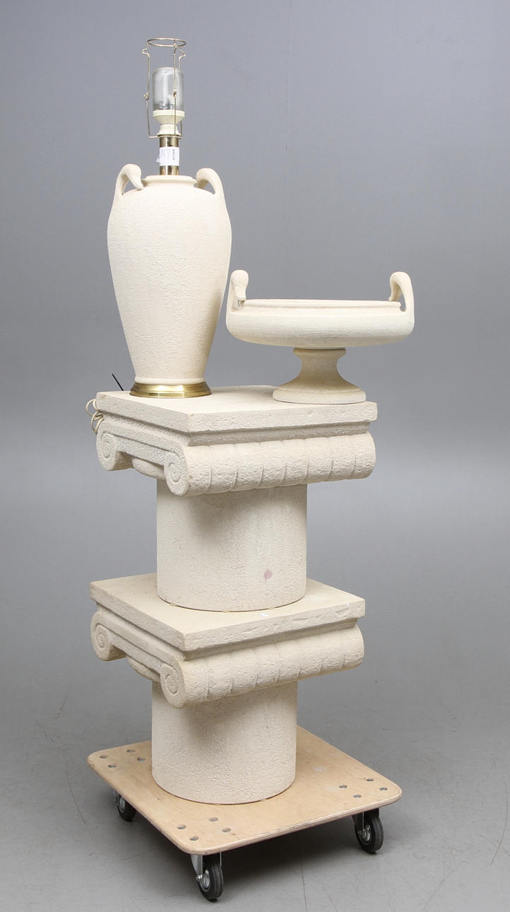 URNA OCH BORDSLAMPA PÅ FUNDAMENT, stenmassa, 1900-tal.