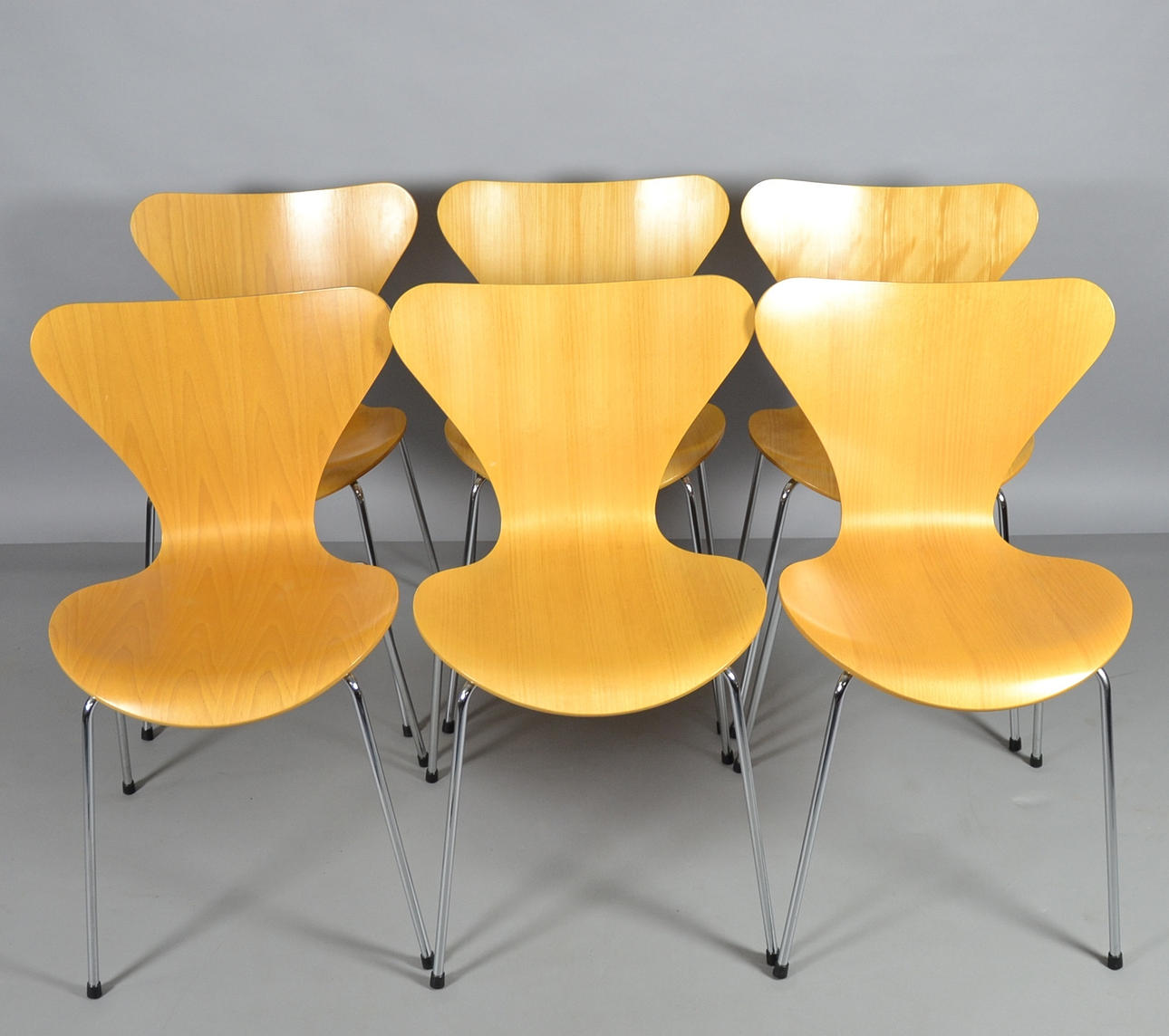ARNE JACOBSEN. 6 CHAIRS MODEL 3107.
