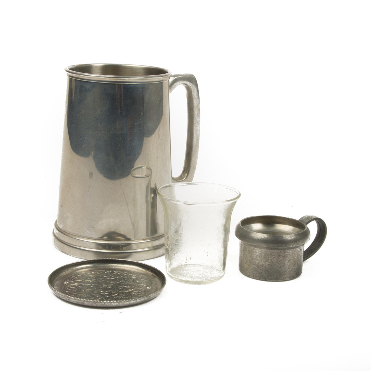 TASSEN UND UNTERSETZER, Zinn/Glas.