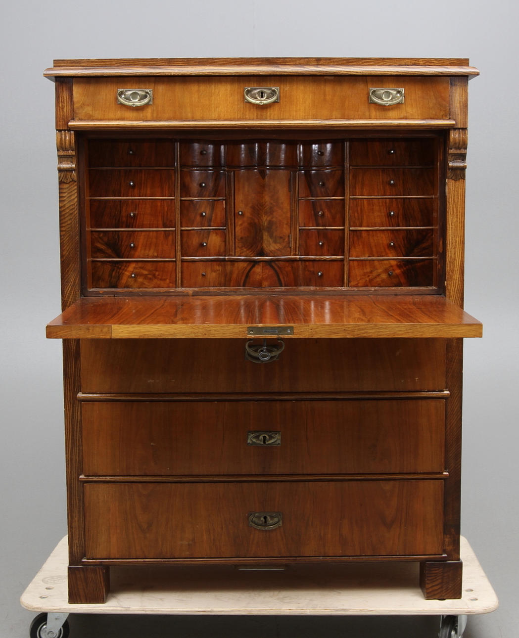 CHIFFONJE, 1800-talets andra hälft.