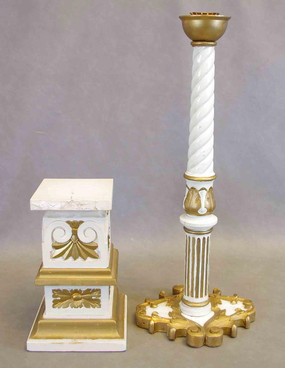 LJUSSTAKE SAMT PIEDESTAL, vitmålade med bronseringar.