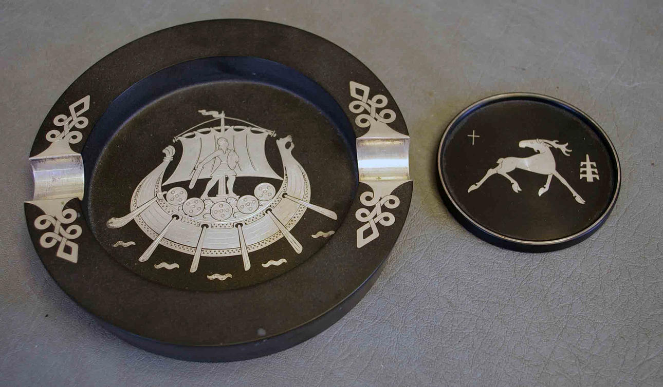 ASKFAT SAMT COASTER, bakelit med silverinläggningar.