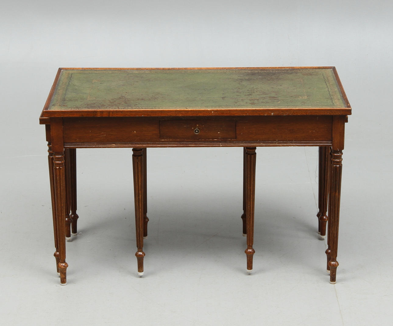 SIDEBOARD, med 2 utdragbara konsoler, engelsk stil, 1900-tal.