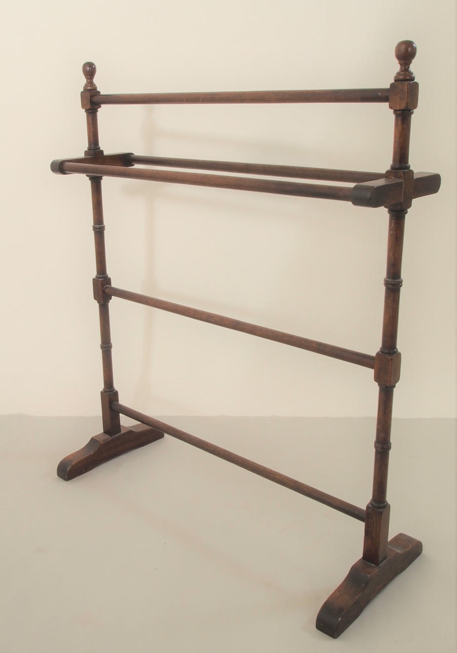 KLÄDHÄNGARE FÖR BYXOR.