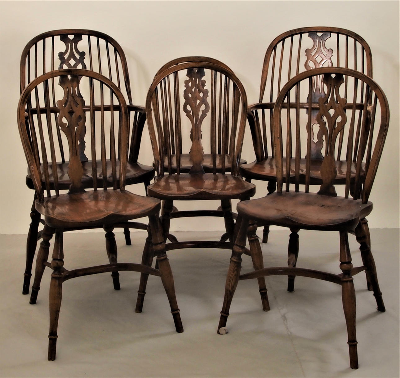 4 STOLAR + 2 KARMSTOLAR I WINDSORMODELL.