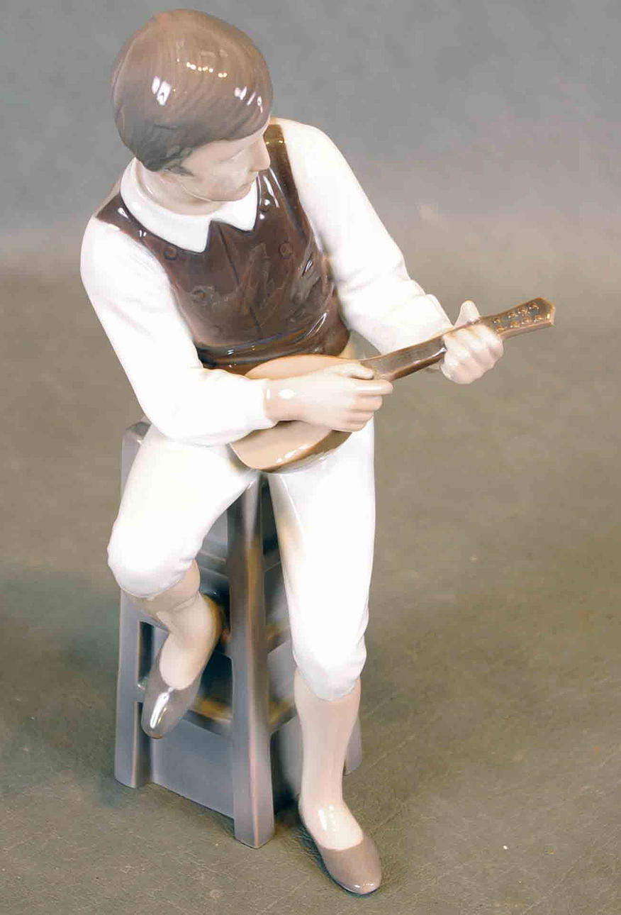 PORSLINSFIGUR, lutaspelande man, Bing & Gröndal.