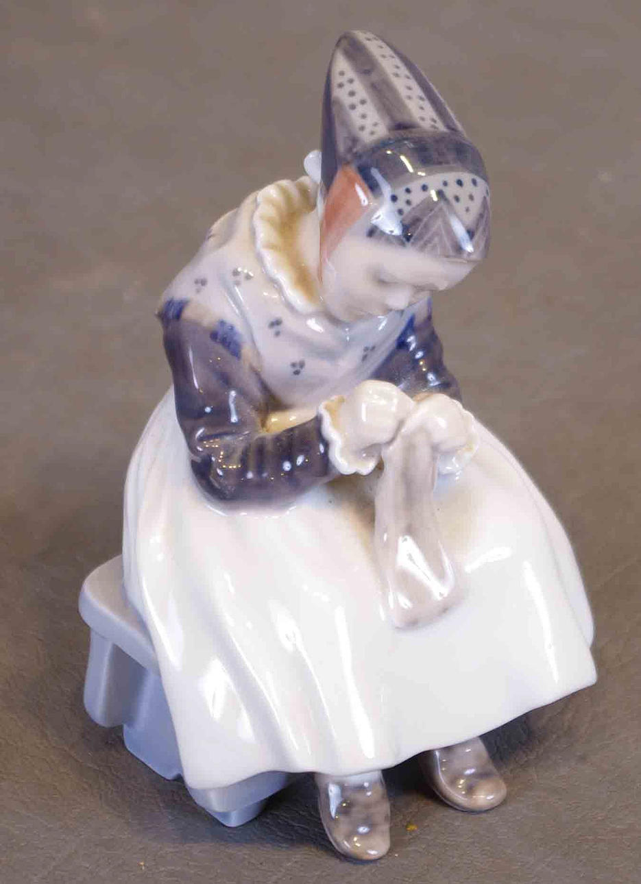 PORSLINSFIGUR, handarbetande kvinna, Royal Copenhagen.