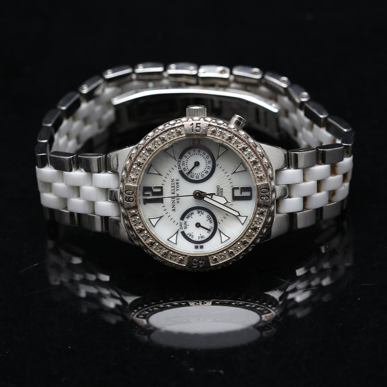 ARMBÅNDUR, Anne Klein, New York.