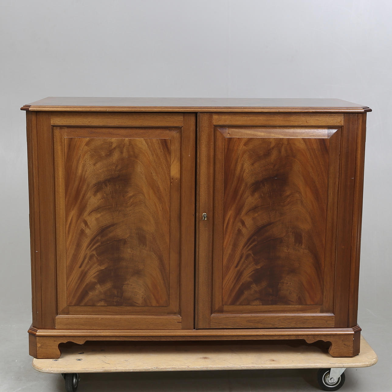 SIDEBOARD MIT KÜHLSCHRANK, England, 1900.