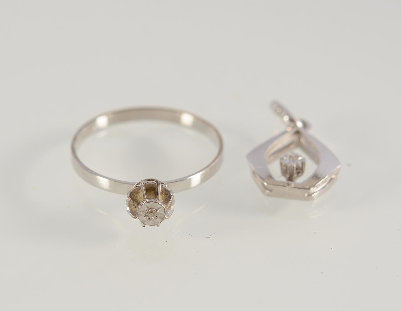 DIAMANTRING SAMT DIAMANTHÄNGE, vitguld 18K.