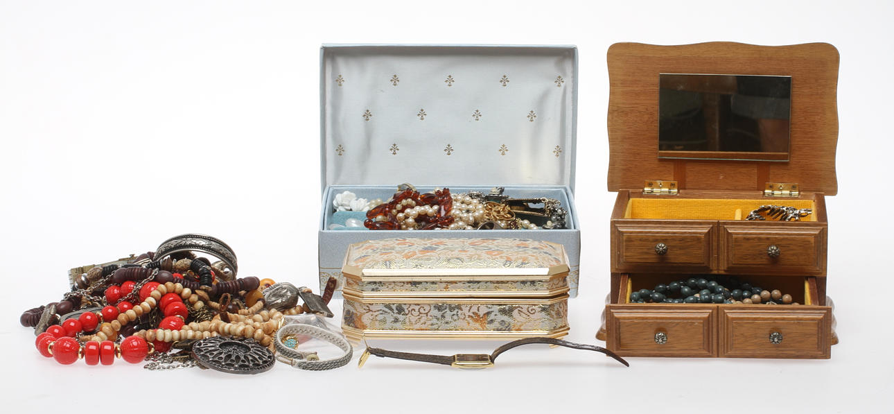 BIJOUTERIER bland annat silver, 1900-tal.