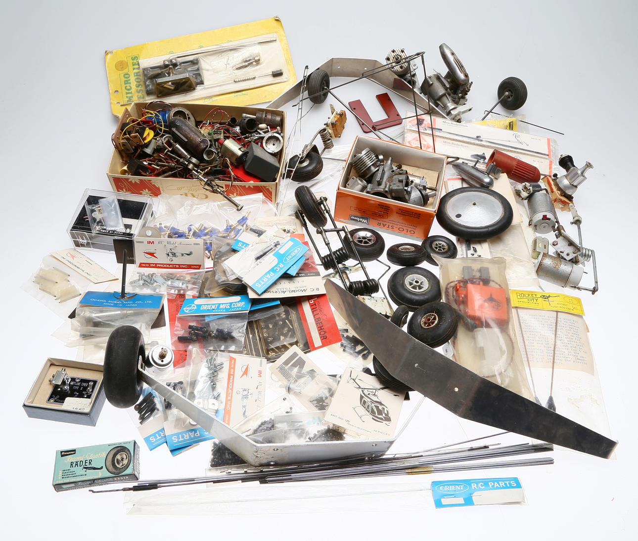 SAMLING, reservdelar till modellflygplan.