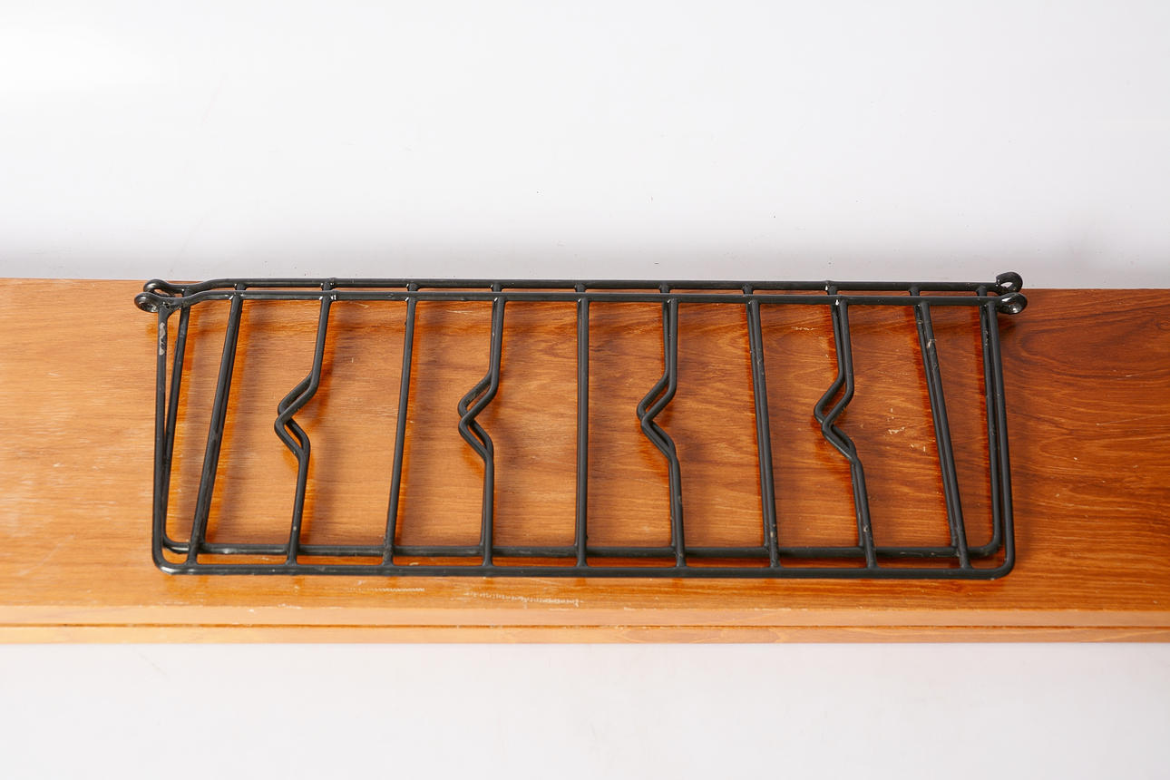 VÄGGHYLLA, stringmodell, 1900-talets andra hälft.