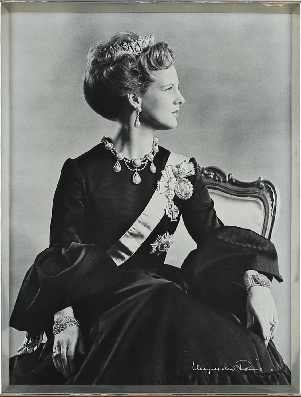 OIDENTIFIERAD FOTOGRAFI. Drottning Margarethe och Prins Henric (2). Fotografier. Otydligt signerade.