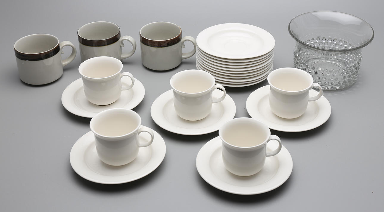 SERVISDELAR, 24 st, Arabia Arctica och Karelia, porslin, samt 1 skål, glas, design Saara Hopea.