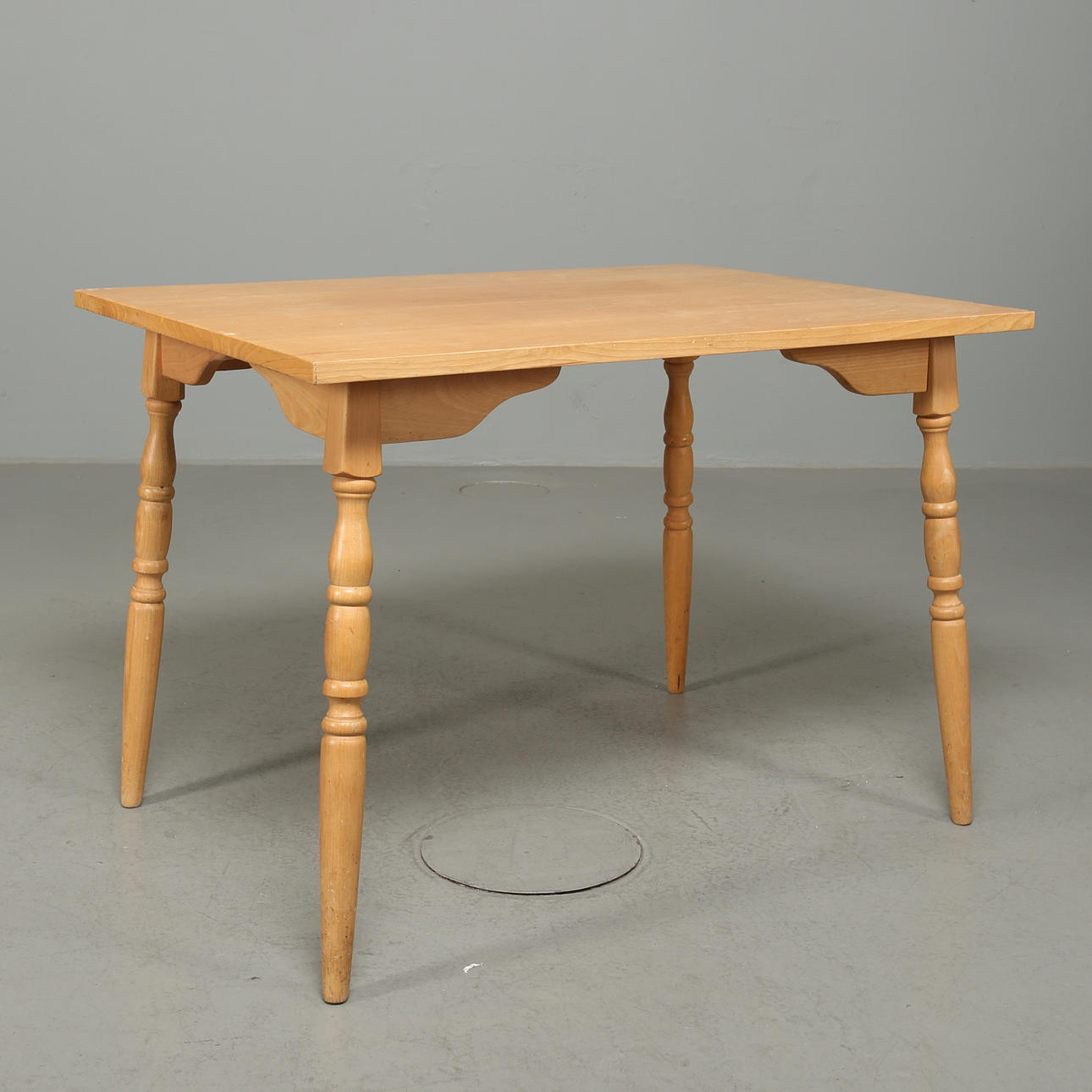 ESSTISCH, Buche, lackiert, Ende des 20. Jahrhunderts.