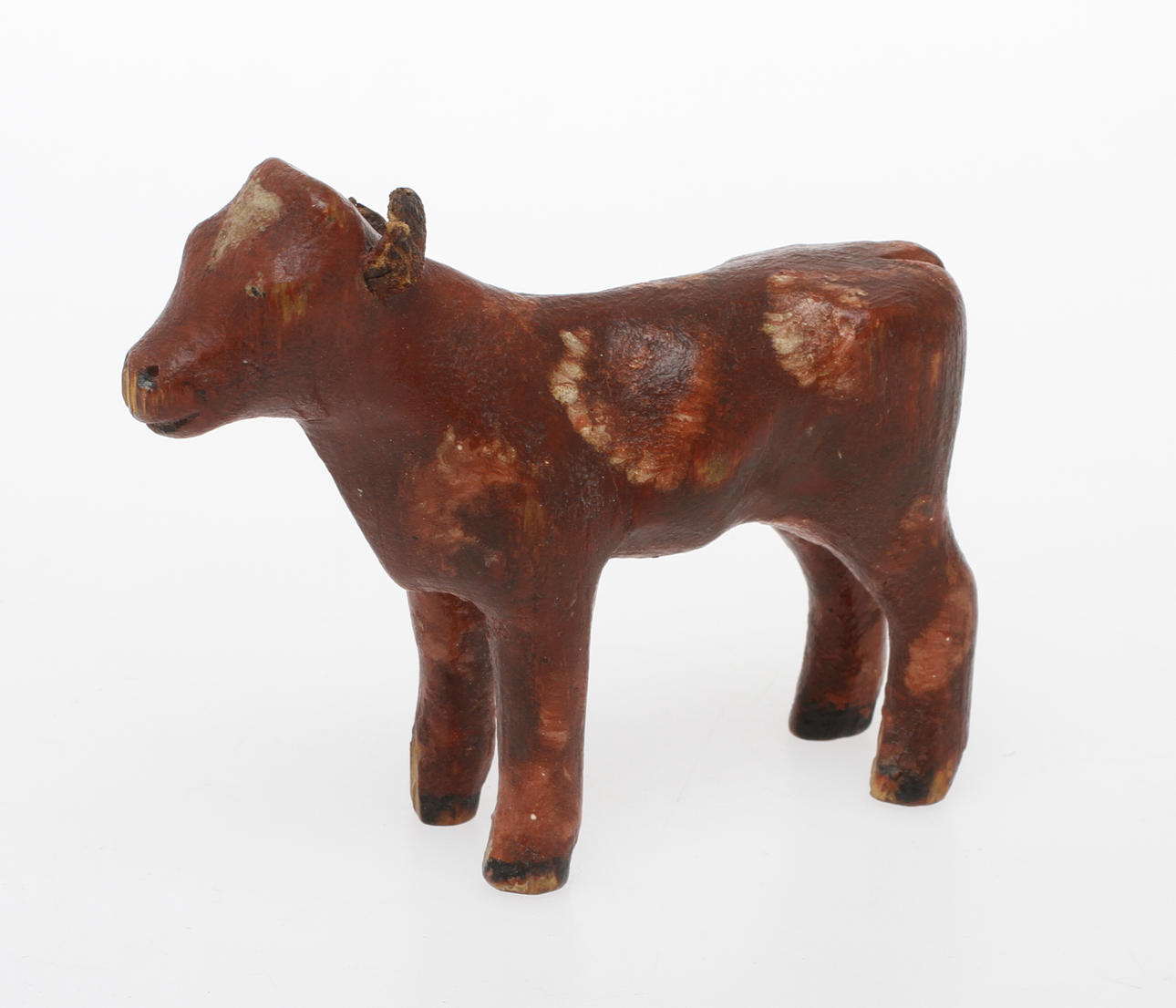 FIGURIN, bemålad trä i form av kalv.