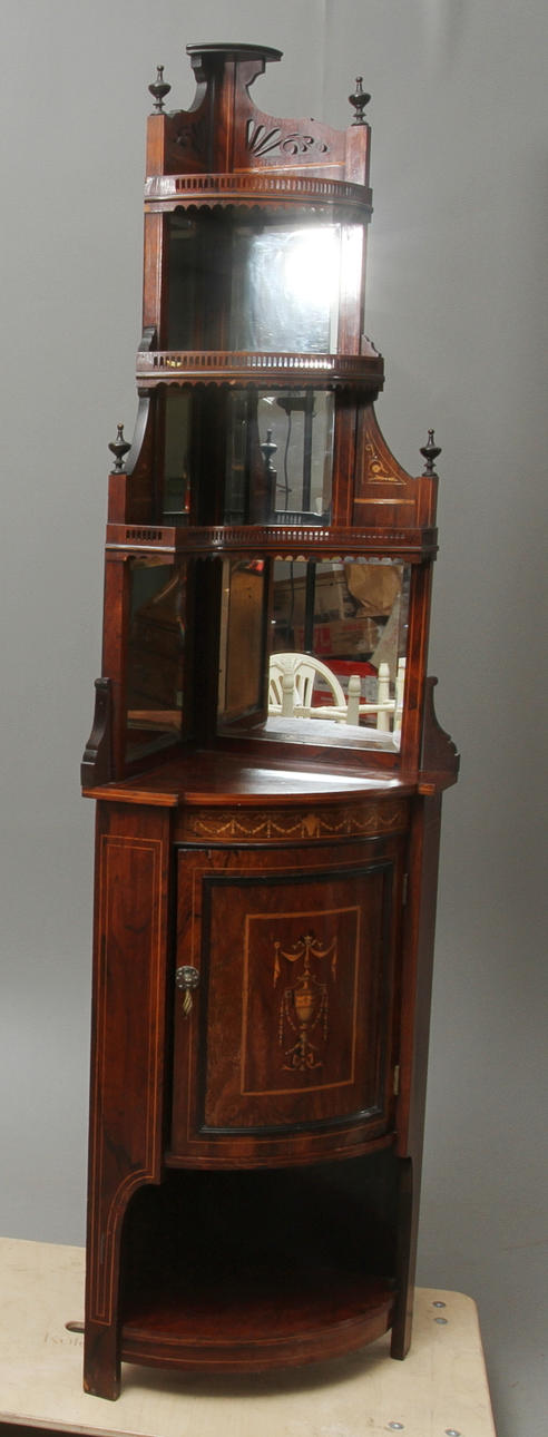 HÖRNSKÅP, troligen England, 1900-tal.