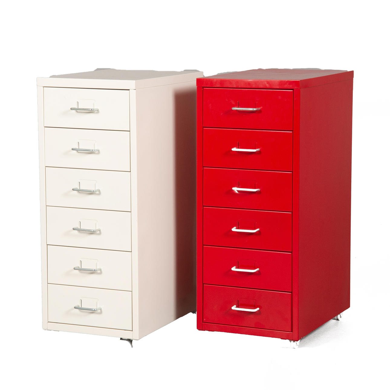 HURTSAR, 2 stycken på hjul, målad plåt.