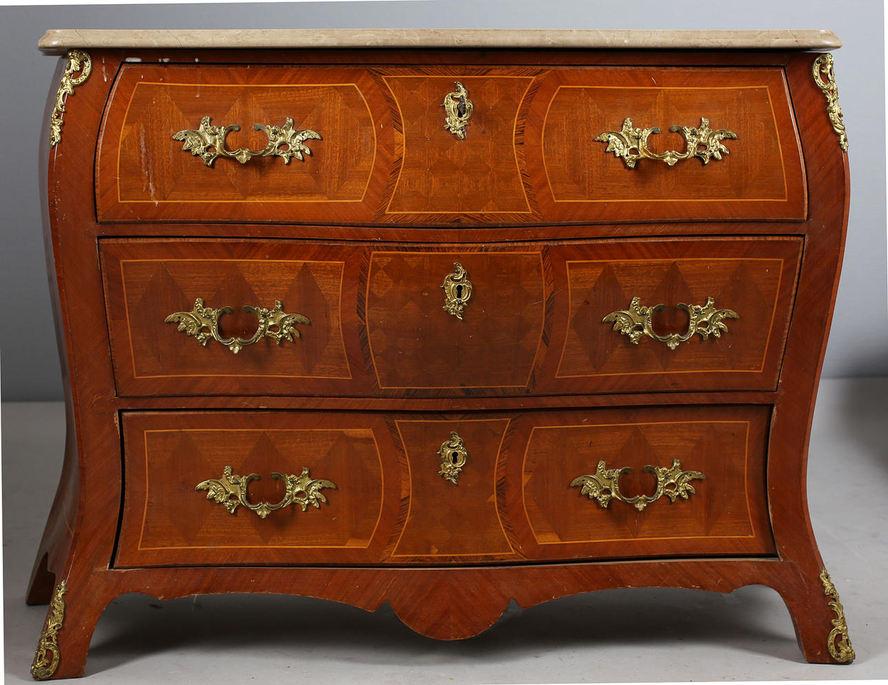 BYRÅ MED STENSKIVA, rokokostil, 1900-talets första hälft.