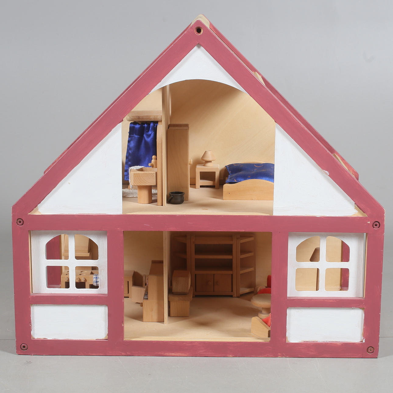 DOCKSKÅP, trä, med inredning och dockor.