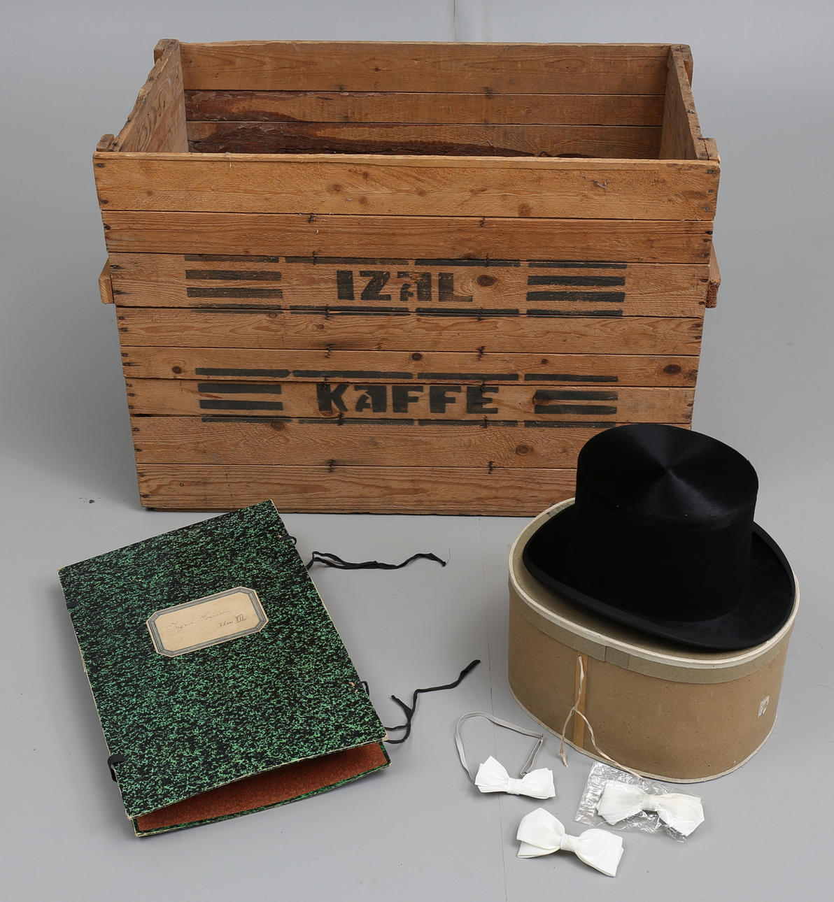 TRÄLÅDA, HÖG HATT, HERBARIUM.