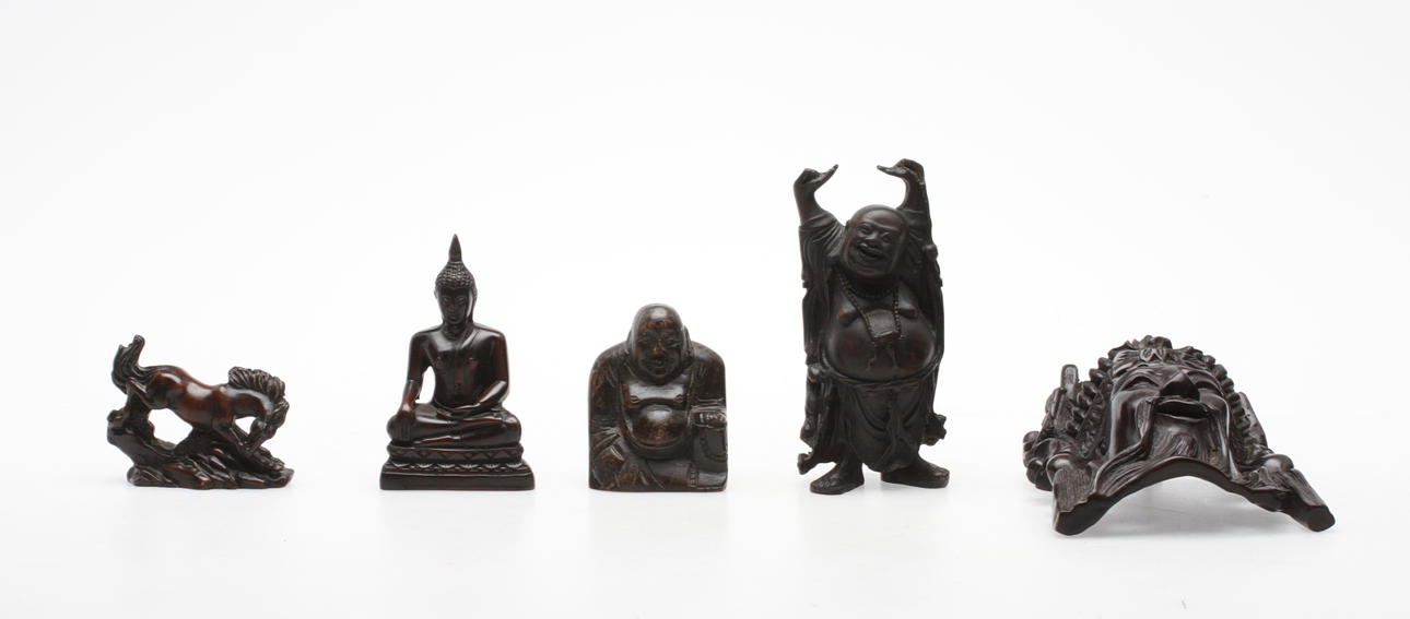 SKULPTURER, 5 st, bl.a. Buddor, trä och konstmassa.