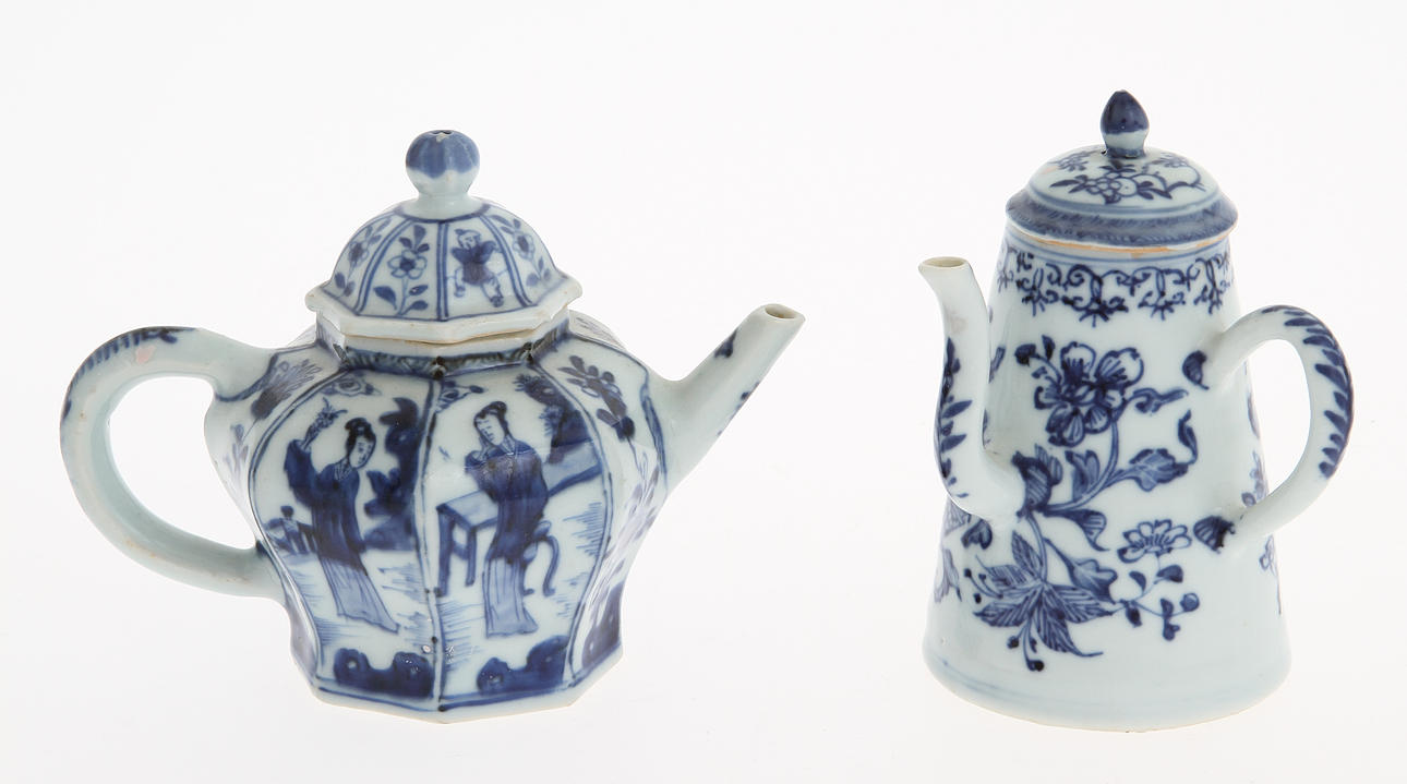 TEKANNOR, 2 st, porslin, Kina, 1700-tal.
