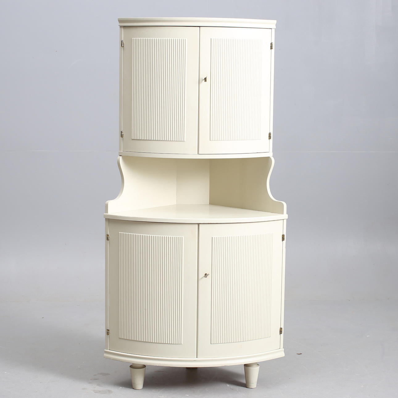 HJØRNESKAB, gustaviansk stil. Model "Axet", buet front.