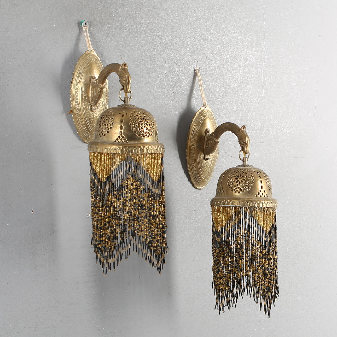 Et par VÆGLYGTER, messing, perlefrynser, 1900-tallet.