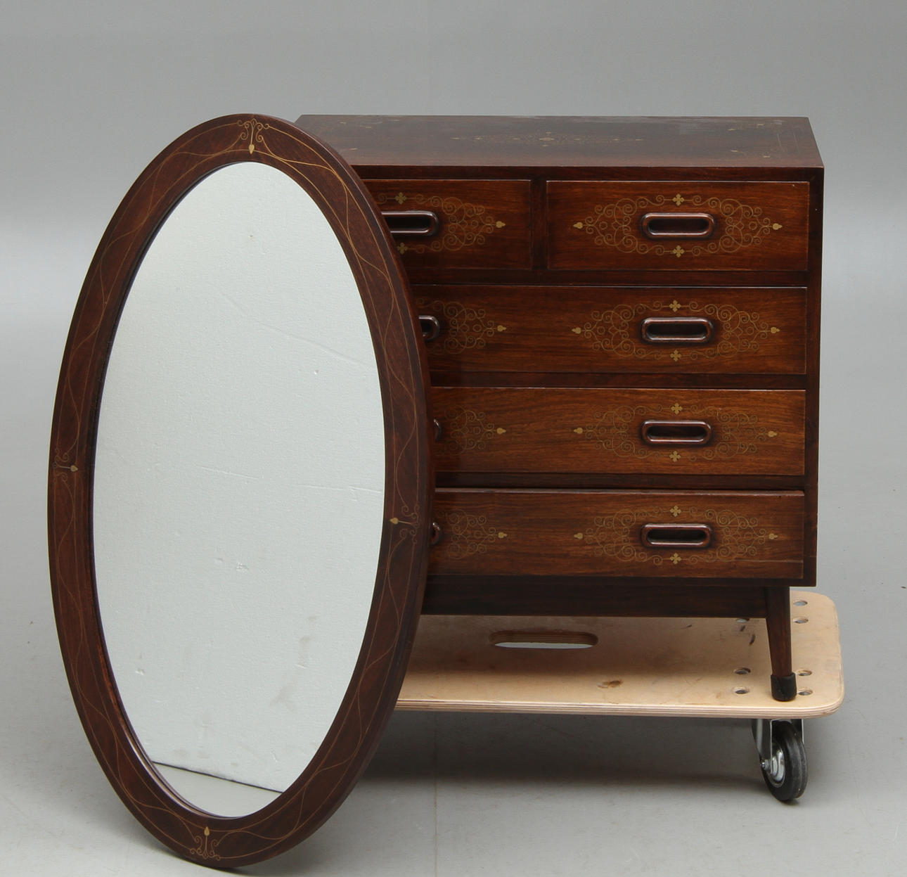 HALLMÖBEL, bestående av byrå och spegel, 1900-tal.