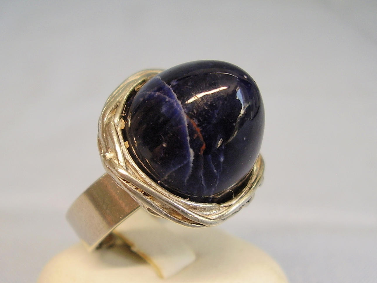 DESIGNER RING MED AMETIST KON.