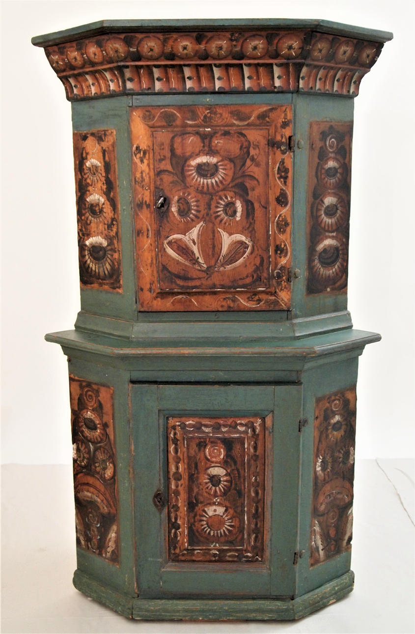 LITET ALLMOGE HÖRNSKÅP.