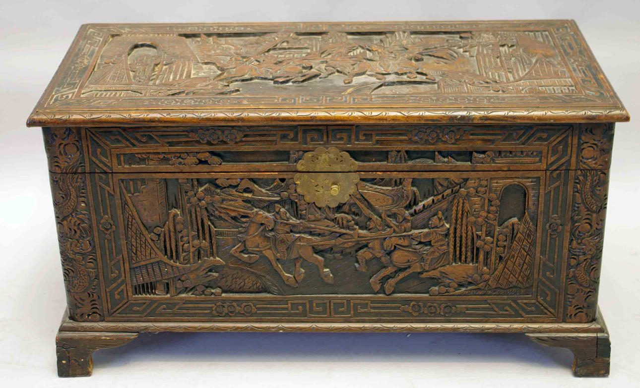 KAMFERKISTA, rikligt skulpterat, tidigt 1900-tal.