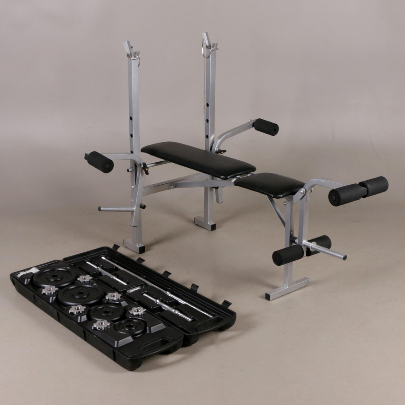 HEMMAGYM, med skiv-/hantelstångset, samtida.