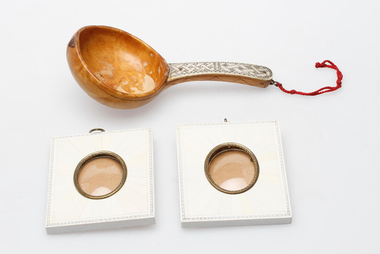 LAPPARBETE samt FOTORAMAR, ett par.