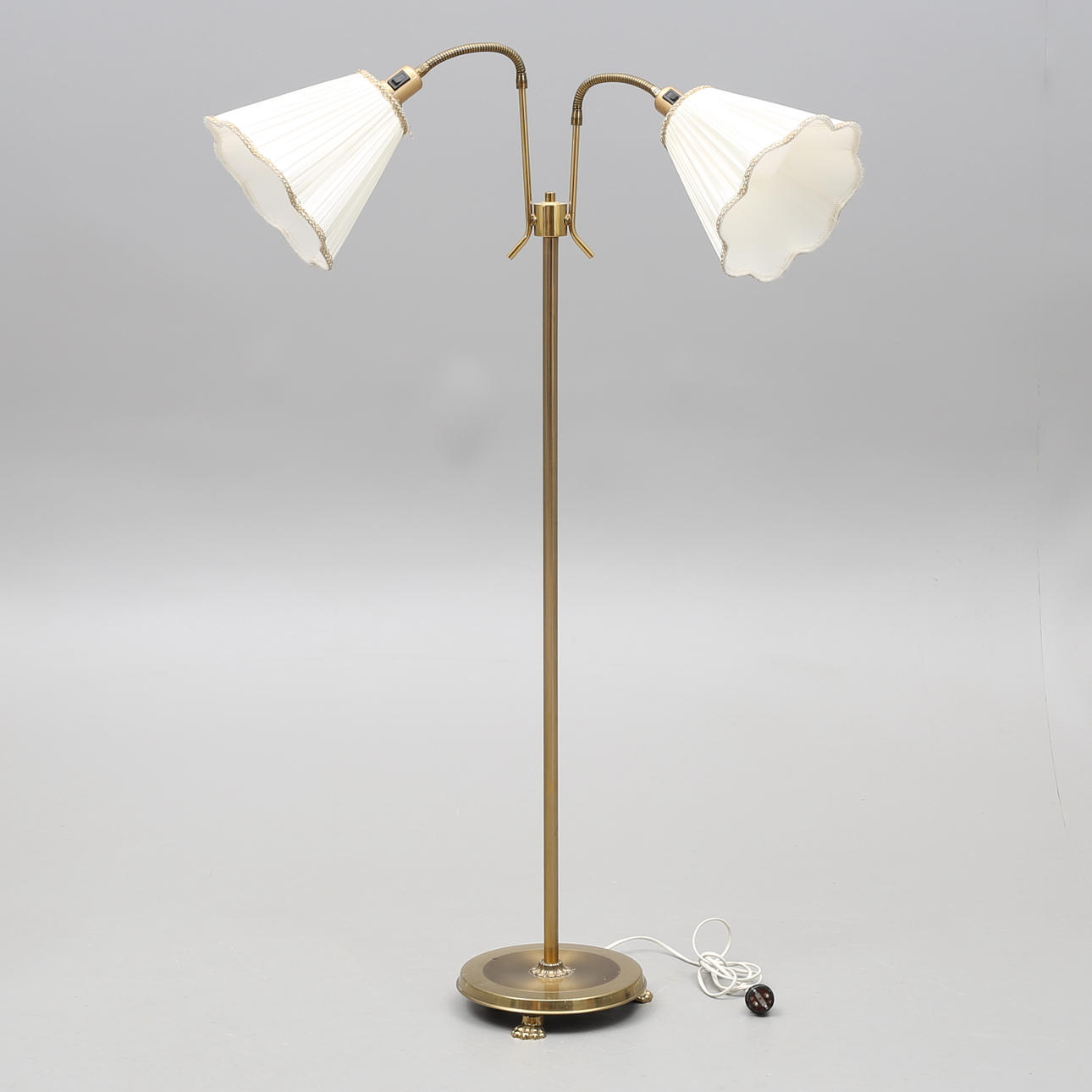 GOLVLAMPA, 2-armad, mässing.