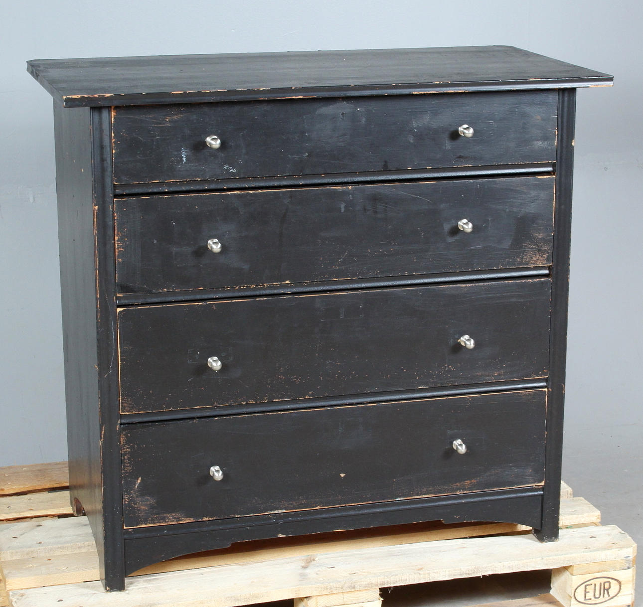 Còmoda, pino pintado de negro.