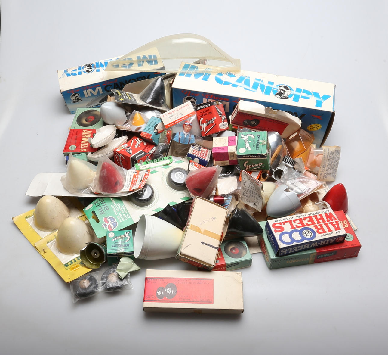 SAMLING, reservdelar till modellflygplan.