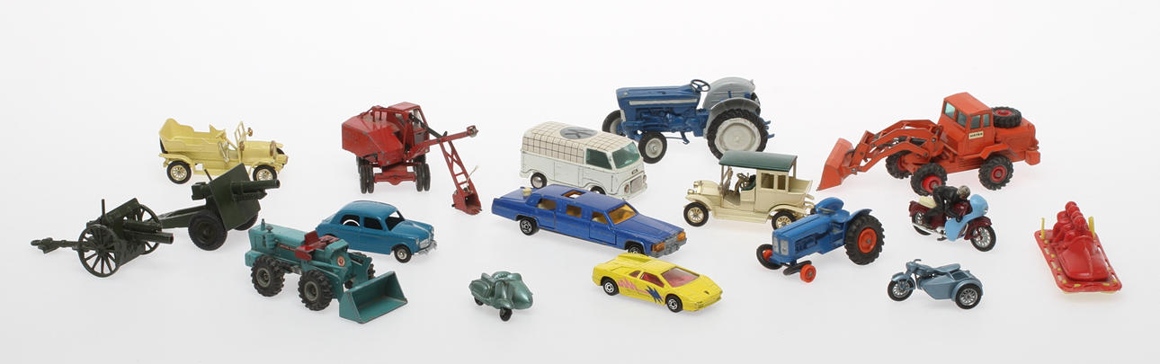 MODELLBILAR med mera 17 stycken . Tekno, Märklin, Lesney bland andra.
