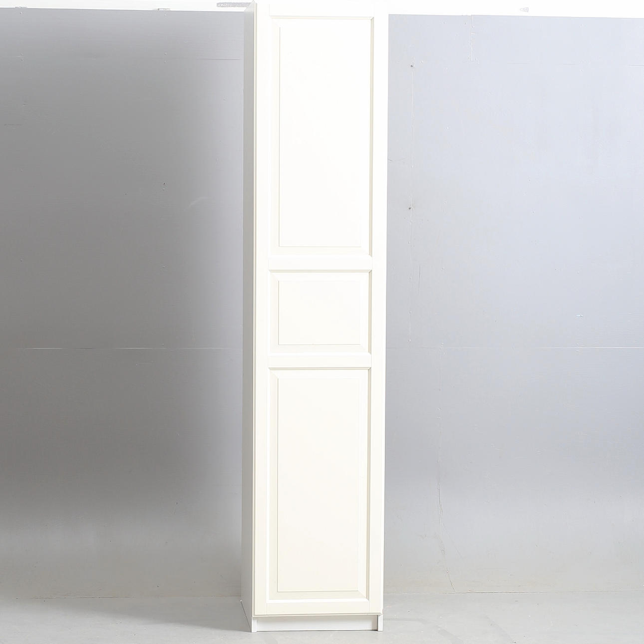 GARDEROB, låsbara trälådor, plastbackar.