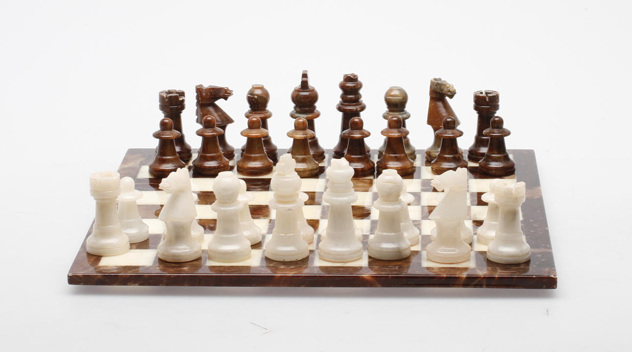 SCHACKBRÄDE med SCHACKPJÄSER, alabaster.