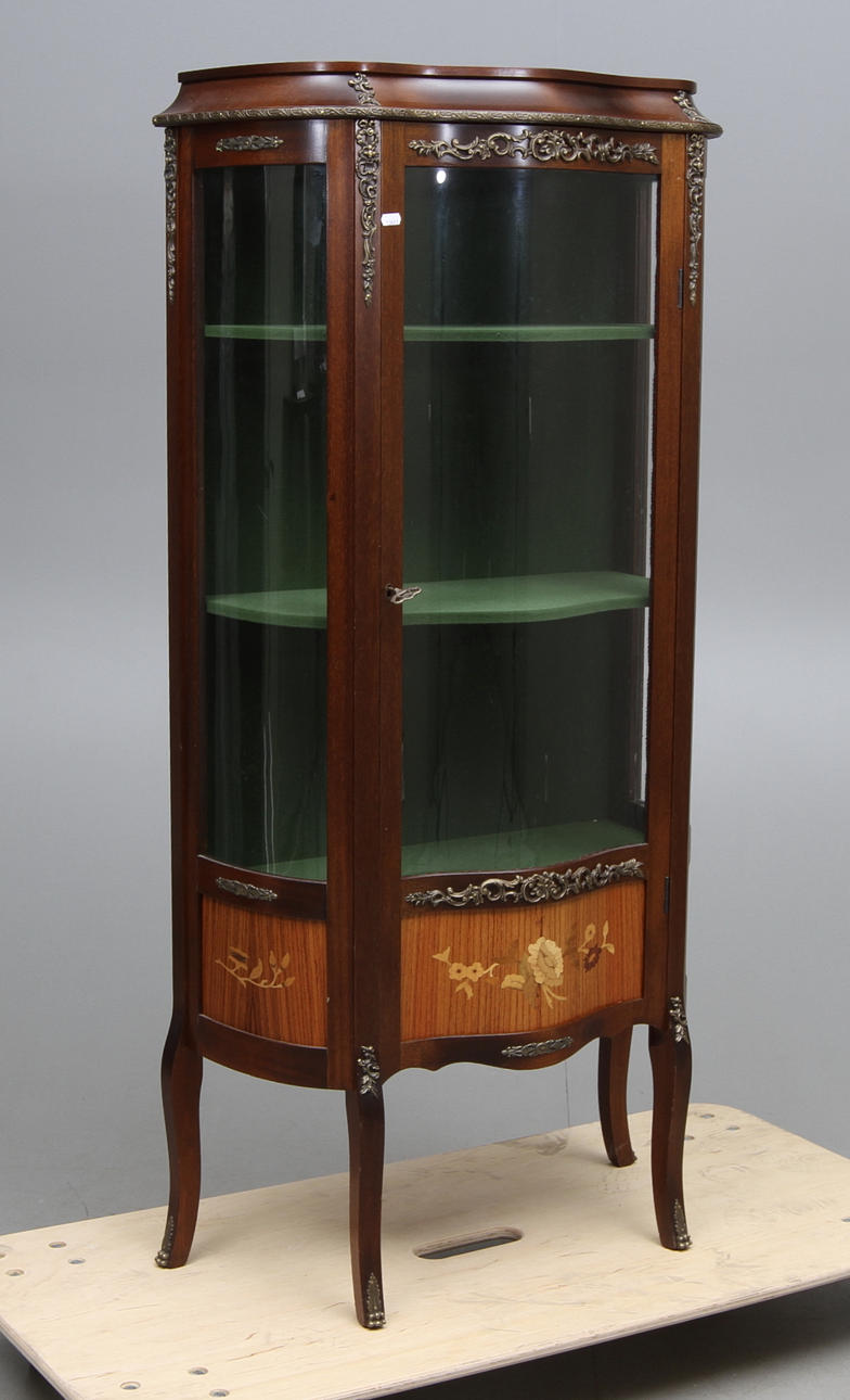 VITRINSKÅP, rokokostil, 1900-talets senare hälft.