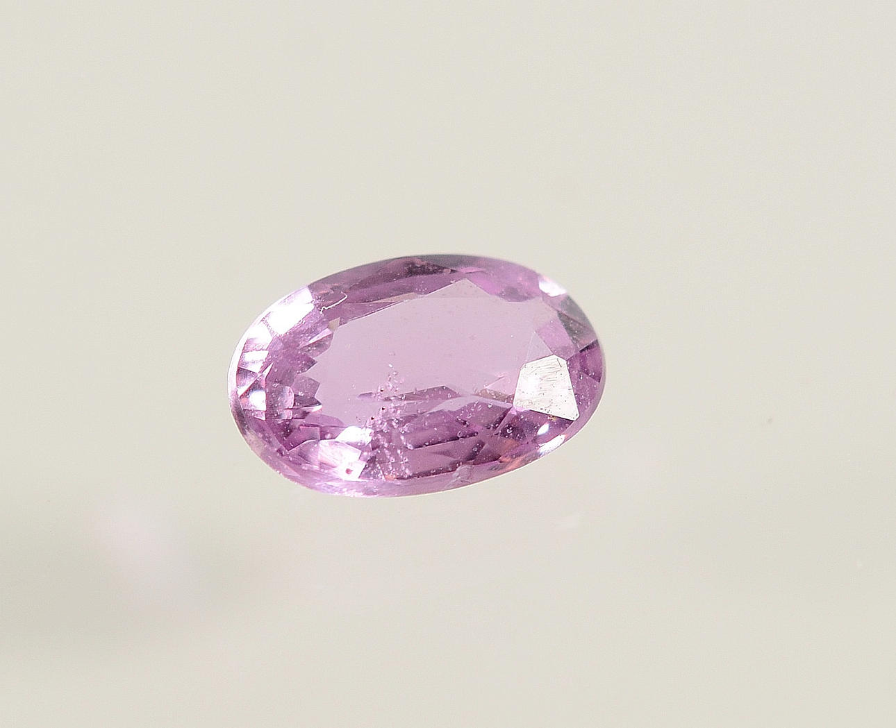 EDELSTEIN, rosafarbener Saphir, ca. 0,65 ct.